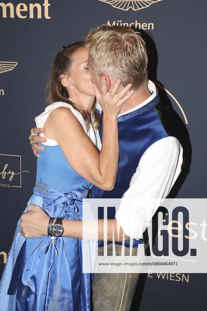 Deborah Müller with her husband Oliver Hill at the 2 Fine Time Business Club Oktoberfest 2026 at Käfer Stammhaus in Munich, October 2, 2026 Foto:xAgenturxWehnertx xGränzdörferx xFuturexImagex ftbc_6028