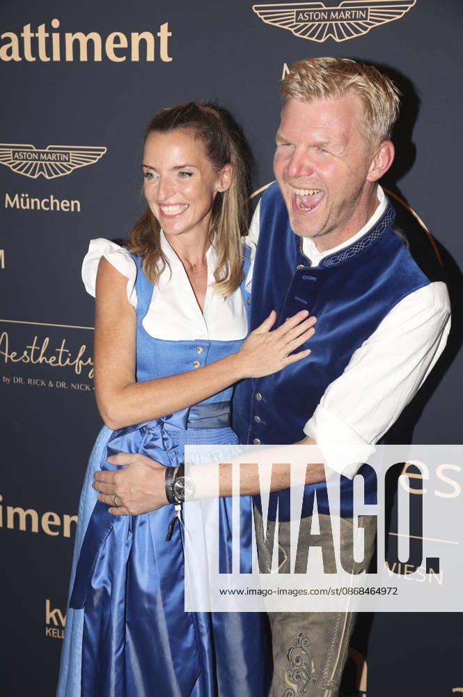 Deborah Müller with her husband Oliver Hill at the 2 Fine Time Business Club Oktoberfest 2026 at Käfer Stammhaus in Munich, October 2, 2026 Foto:xAgenturxWehnertx xGränzdörferx xFuturexImagex ftbc_6029