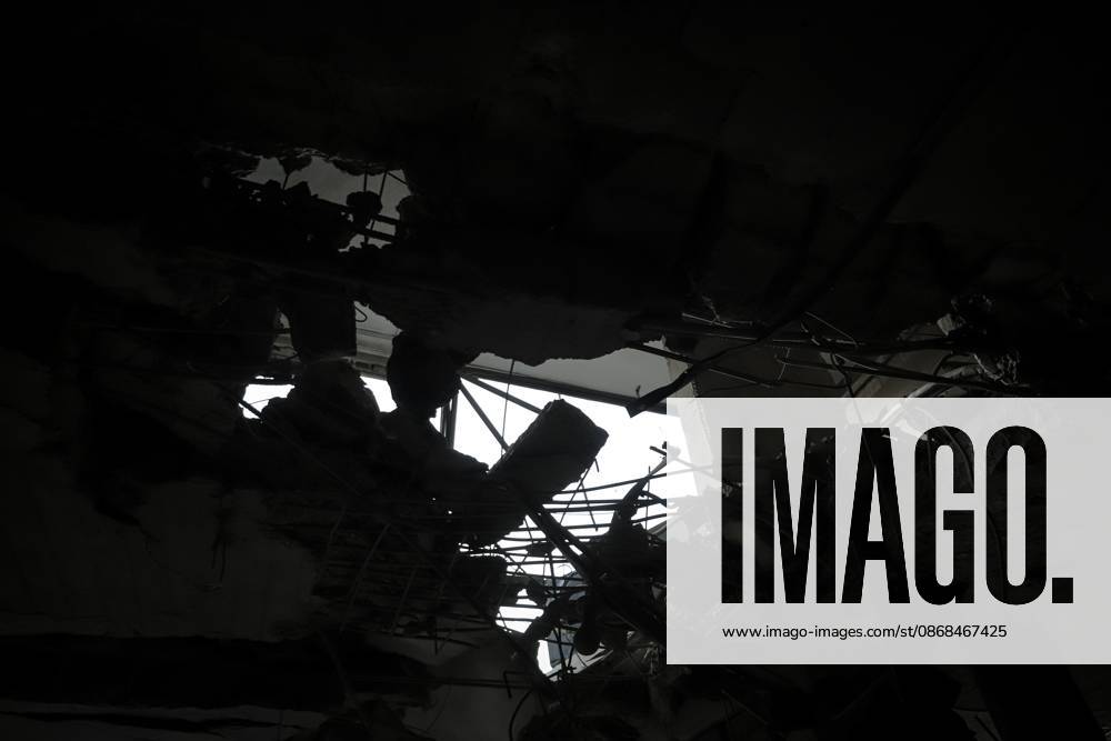 Aftermath of Israeli Strike on Residential Building in Gaza City (INT) Aftermath of Israeli Strike on Residential Building in Gaza City, On October 3, 2026, Gaza, Palestine: The aftermath of an Israeli airstrike on a residential building in the Rimal neighborhood of western Gaza City early Saturday, which killed five Palestinians and wounded others. Rescue crews searched the rubble following the strike. The casualties were reported by local medical sources. Credit: Mohammed M. Skaik TheNews2(Foto: Mohammed Skaik Thenews2 imago images) Aftermath of Israeli Strike on Residential Building in Gaza City
