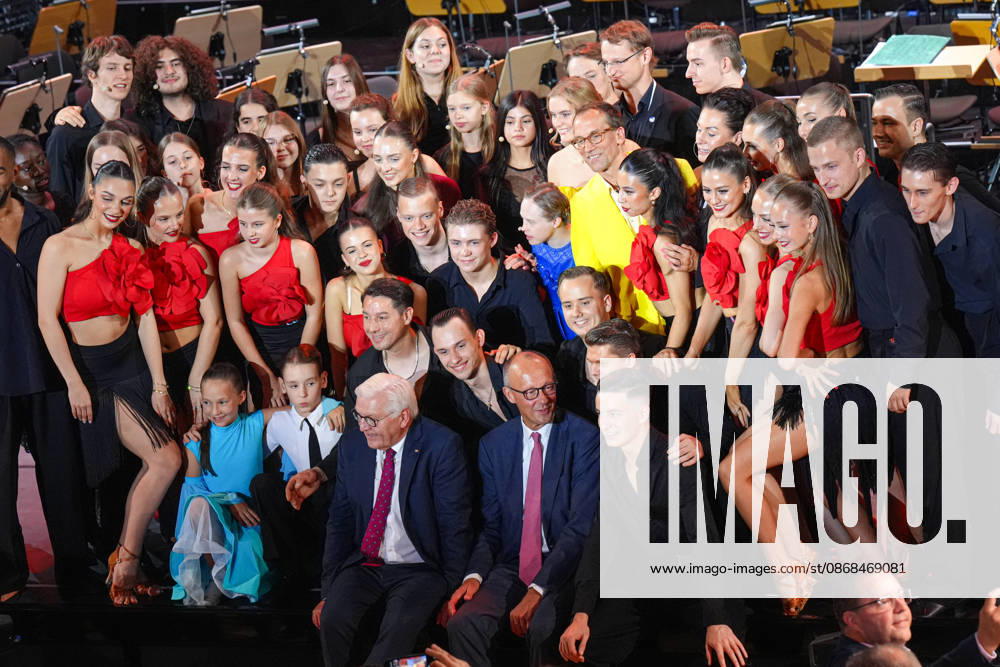 German Unity Day Ceremony in Bremen: Group photo with Chancellor Friedrich Merz and Federal President Frank Walter Steinmeier; the artists performing at the German Unity Day ceremony pose for a photo with the two heads of state after their performance, Bremen, October 3, 2026, Bremen, Bremen, Germany
