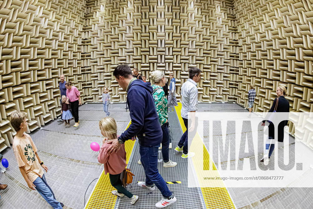 At this year’s TürenAuf Tag mit der Maus, children and parents will experience amazing acoustic experiments in an anechoic chamber at Düsseldorf University of Applied Sciences. Düsseldorf University of Applied Sciences, Münsterstraße, North Rhine-Westphalia, Germany