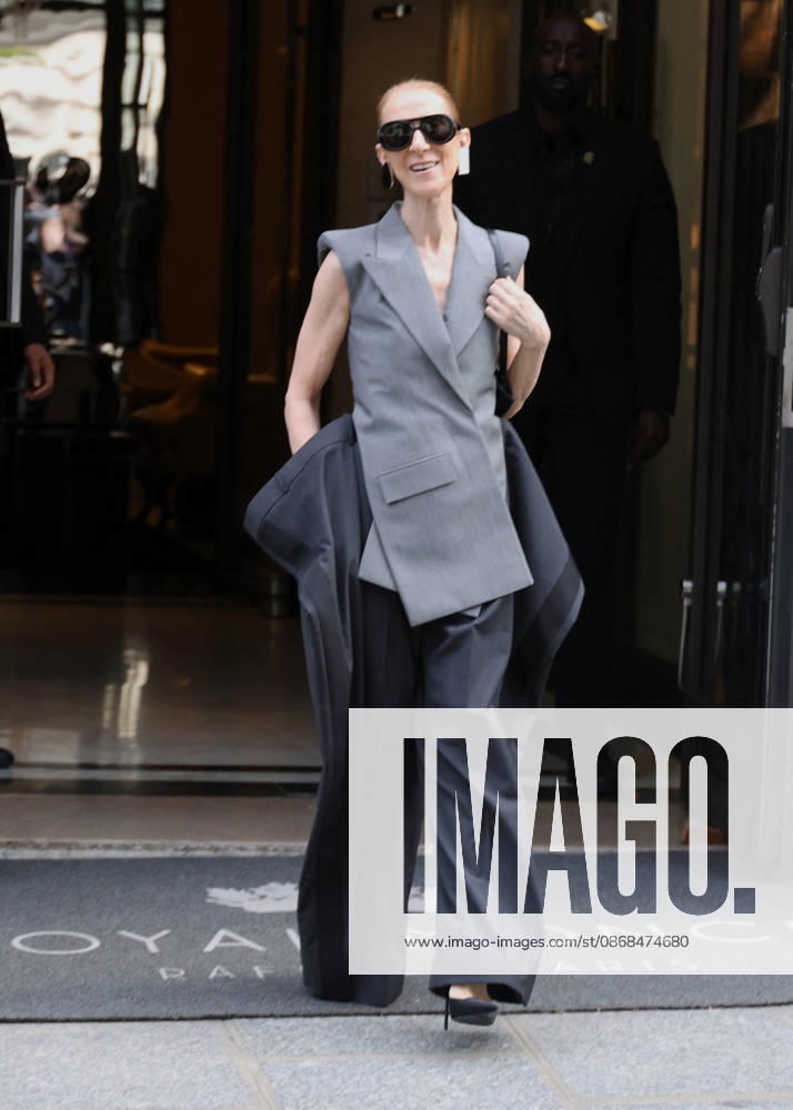 Céline Dion leaves the Royal Monceau hotel in Paris on October 3, 2026. Denis Guignebourg, Bestimage. Céline Dion leaves the Royal Monceau hotel in Paris on October 3, 2026. Paris, France