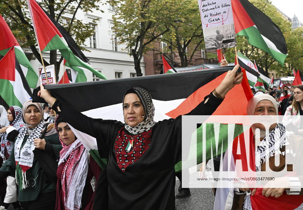 Thousands protest rearmament and conscription in Berlin BERLIN, GERMANY - OCTOBER 3: Thousands of people, including pro-Palestinian supporters, gather at the historic Brandenburg Gate to protest against rearmament, war and compulsory military service in Berlin, Germany, on October 3, 2026. The demonstrators, responding to a call by an initiative made up of various groups and political parties, later march through the city center. Halil Sagirkaya Anadolu Berlin Germany. Editorial use only. Please get in touch for any other usage.