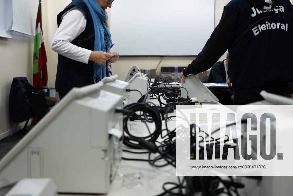 CRICIuMA, SC - 03.10.2026: PREPARATION OF ELECTRONIC VOTING MACHINES - Electronic ballot boxes being prepared this Saturday (03), the day before the elections, in the 10th Electoral Zone of the municipality in Criciuma SC. x3024248x Josà xDemathÃ