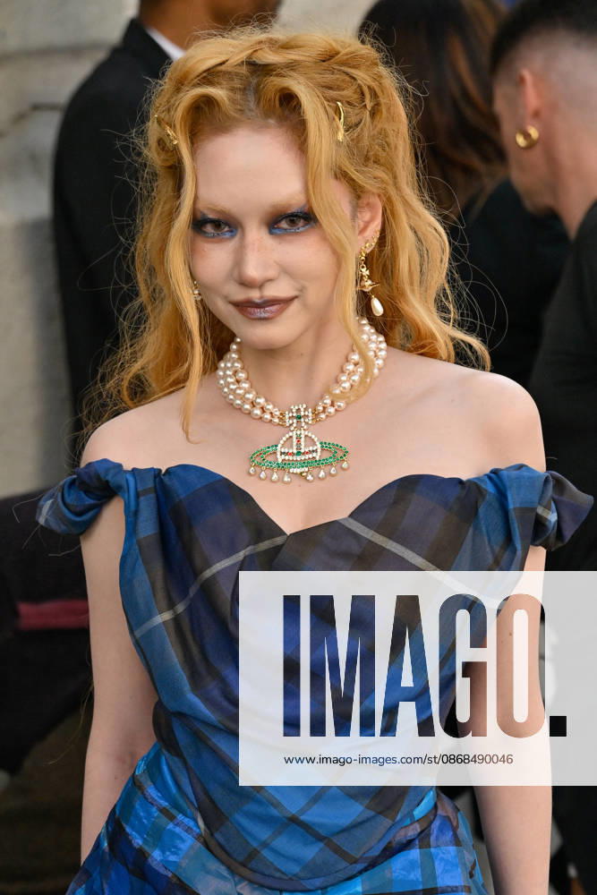 PFW Vivienne Westwood Outside Arrivals Guest arriving at the Vivienne Westwood show during Paris Fashion Week, in Paris, France on 3 October 2026. Photo by Julien Reynaud APS-Medias ABACAPRESS.COM Paris France