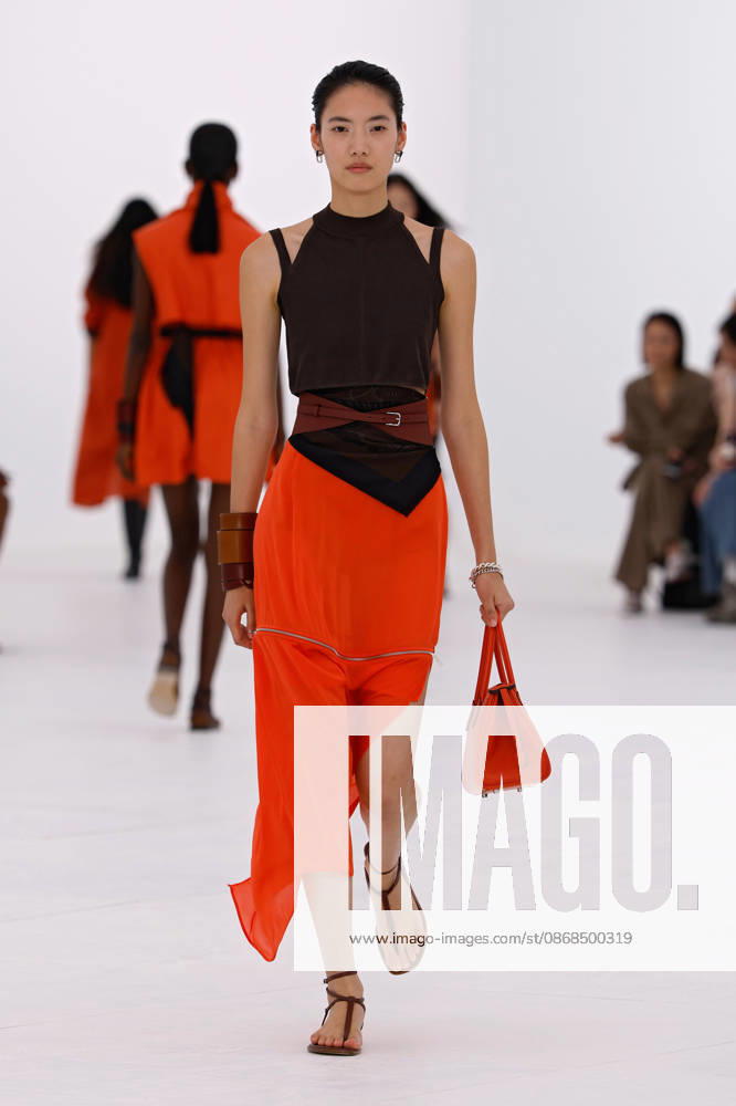 (261004) -- PARIS, Oct. 4, 2026 -- A model presents a creation from the Womenswear Spring Summer 2027 collections by Hermes during the Paris Fashion Week in Paris, France, Oct. 3, 2026. (MeetEurope Handout via Xinhua) FRANCE-PARIS-FASHION WEEK-HERMES XinxHuashefa