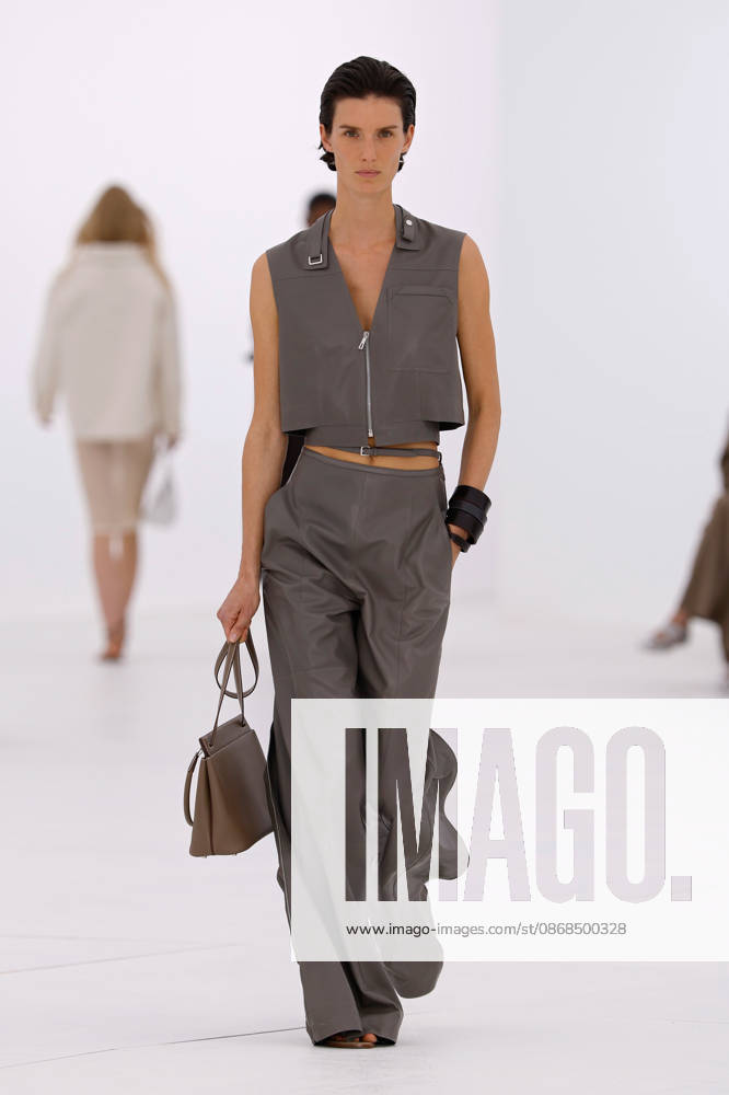 (261004) -- PARIS, Oct. 4, 2026 -- A model presents a creation from the Womenswear Spring Summer 2027 collections by Hermes during the Paris Fashion Week in Paris, France, Oct. 3, 2026. (MeetEurope Handout via Xinhua) FRANCE-PARIS-FASHION WEEK-HERMES XinxHuashefa