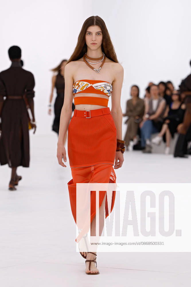(261004) -- PARIS, Oct. 4, 2026 -- A model presents a creation from the Womenswear Spring Summer 2027 collections by Hermes during the Paris Fashion Week in Paris, France, Oct. 3, 2026. (MeetEurope Handout via Xinhua) FRANCE-PARIS-FASHION WEEK-HERMES XinxHuashefa
