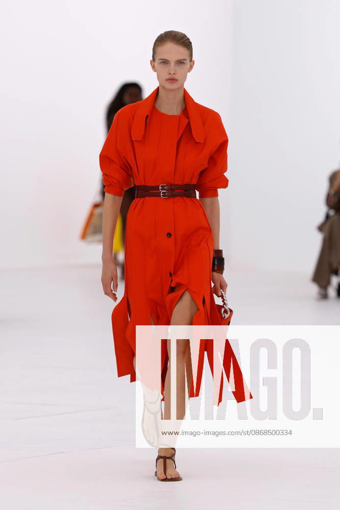 (261004) -- PARIS, Oct. 4, 2026 -- A model presents a creation from the Womenswear Spring Summer 2027 collections by Hermes during the Paris Fashion Week in Paris, France, Oct. 3, 2026. (MeetEurope Handout via Xinhua) FRANCE-PARIS-FASHION WEEK-HERMES XinxHuashefa
