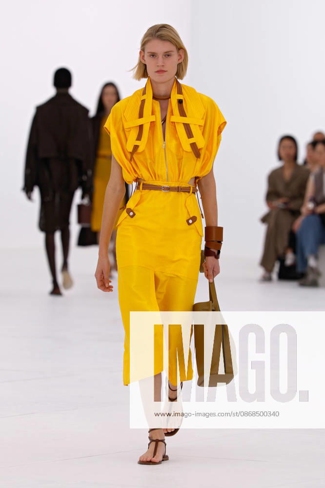 (261004) -- PARIS, Oct. 4, 2026 -- A model presents a creation from the Womenswear Spring Summer 2027 collections by Hermes during the Paris Fashion Week in Paris, France, Oct. 3, 2026. (MeetEurope Handout via Xinhua) FRANCE-PARIS-FASHION WEEK-HERMES XinxHuashefa