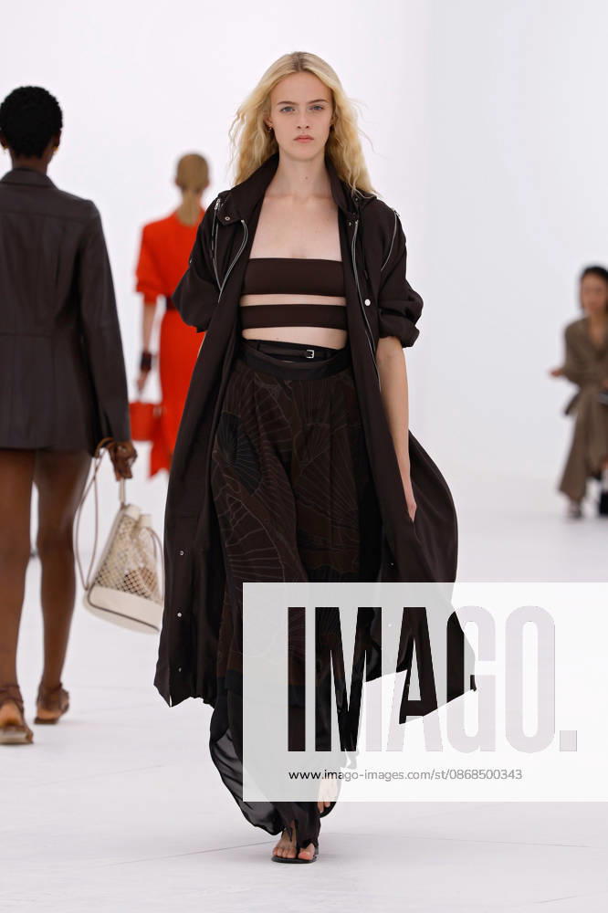 (261004) -- PARIS, Oct. 4, 2026 -- A model presents a creation from the Womenswear Spring Summer 2027 collections by Hermes during the Paris Fashion Week in Paris, France, Oct. 3, 2026. (MeetEurope Handout via Xinhua) FRANCE-PARIS-FASHION WEEK-HERMES XinxHuashefa