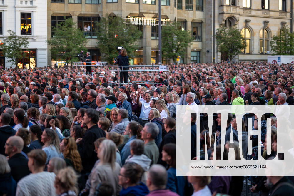 Celebrating German Unity Day in Bremen: German Unity Day 2026 celebrations, Bremen, October 3, 2026; Bremen, public festival, Fanta Vier concert, Illuminatin at the Schlachte, light show; Bremen, Germany, October 3, 2026 Celebrating German Unity Day i Fanta4 + Illumination HB 3.10.26 LR-1154
