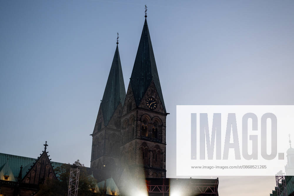 Celebrating German Unity Day in Bremen: German Unity Day 2026 celebrations, Bremen, October 3, 2026; Bremen, public festival, Fanta Vier concert, Illuminatin at the Schlachte, light show; Bremen, Germany, October 3, 2026 Celebrating German Unity Day i Fanta4 + Illumination HB 3.10.26 LR-1175