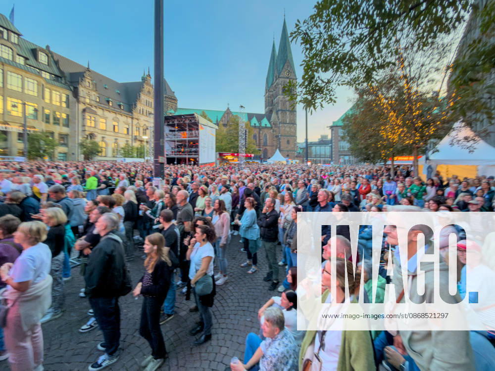 Celebrating German Unity Day in Bremen: German Unity Day 2026 celebrations, Bremen, October 3, 2026; Bremen, public festival, Fanta Vier concert, Illuminatin at the Schlachte, light show; Bremen, Germany, October 3, 2026 Celebrating German Unity Day i Fanta4 + Illumination HB 3.10.26 LR-6319