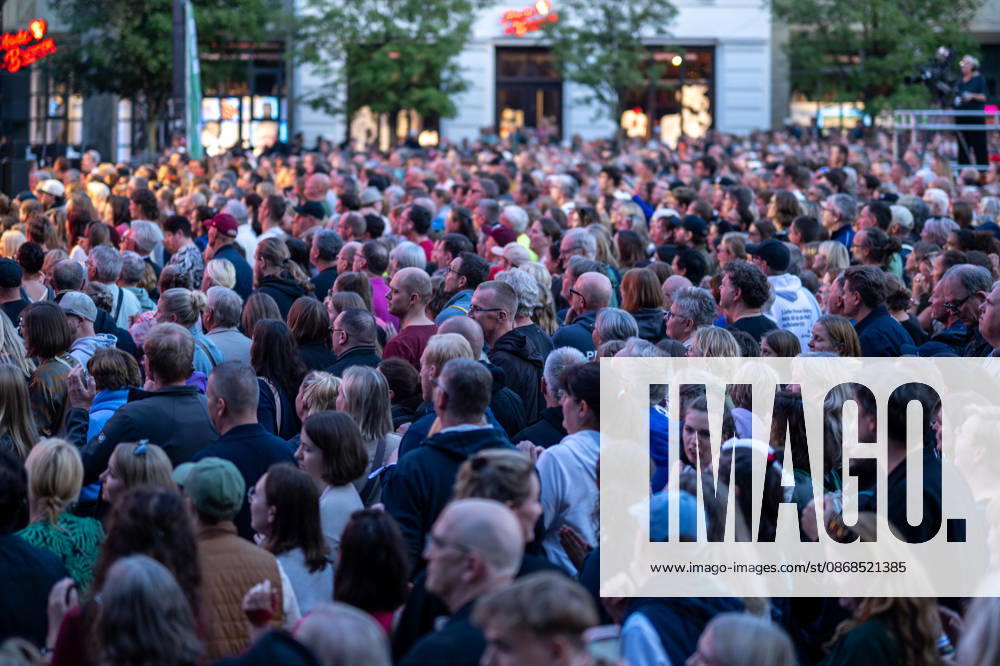 Celebrating German Unity Day in Bremen: German Unity Day 2026 Celebrations, Bremen, October 3, 2026, Bremen, public festival, Fanta Vier concert, illuminations along the Schlachte, light show, Bremen, Germany, October 3, 2026: Celebrating G Fanta4 + Illumination HB 3.10.26 LR-1153