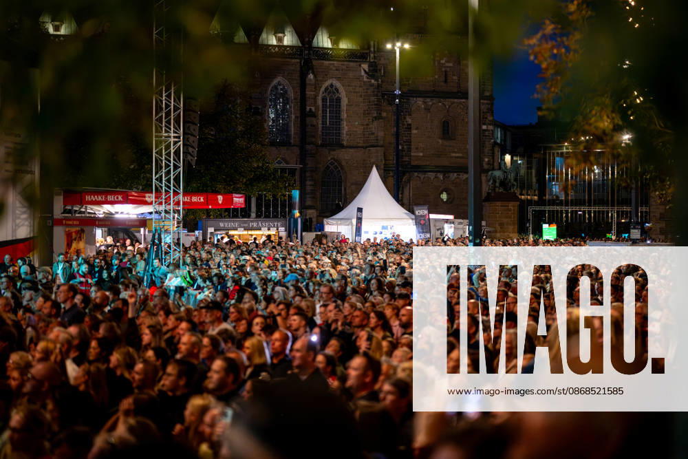 Celebrating German Unity Day in Bremen: German Unity Day 2026 celebrations, Bremen, October 3, 2026; Bremen, public festival, Fanta Vier concert, Illuminatin at the Schlachte, light show; Bremen, Germany, October 3, 2026 Celeb Fanta4 + Illumination HB 3.10.26 LR-1462