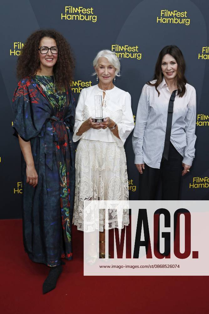 Malika Rabahallah, Helen Mirren und Iris Berben bei der Ein Talent fürs Morden Premiere und Douglas Sirk Award Verleihung auf dem 34. Filmfest Hamburg im Cinemaxx Dammtor, Hamburg, Deutschland Malika Rabahallah, Helen Mirren and Iris Berben at the Ein Talent fürs Murden Premiere and Douglas Sirk Award Ceremony at the 34th Hamburg Film Festival at Cinemaxx Dammtor, Hamburg, Germany