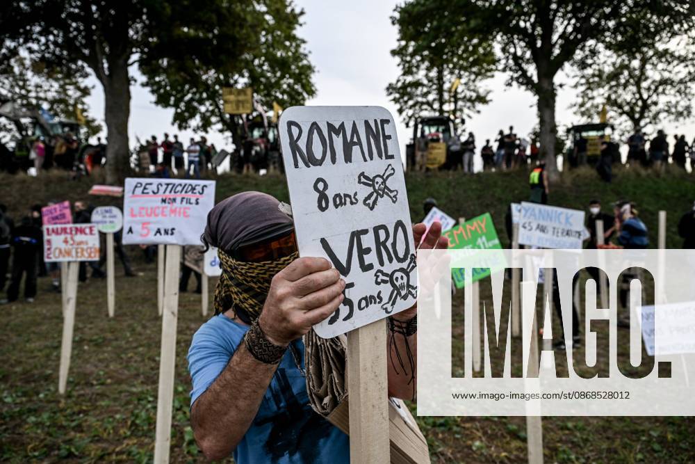PROTEST AGAINST PESTICIDES PHOTOPQR OUEST FRANCE Martin ROCHE Saint Pierre la Garenne October 3, 2026 This Saturday, October 3, 2026, a protest against pesticides is being held in Saint-Pierre-la-Garenne, Eure, Normandy. In the massive procession, farmers, patients, healthcare workers, and citizens demanded the closure of production sites such as Syngenta’s. The rally was organized by an unprecedented coalition: the Confédération paysanne, Les Soulèvements de la Terre, the Cancer Colère association, and the Collectif de soutien aux victimes des pesticides de l’Ouest (CSVPO). Here, protesters held signs bearing the names of people diagnosed with pesticide-related cancers. Photographer: Martin ROCHE, Ouest France, Saint-Pierre-la-Garenne, Oc
