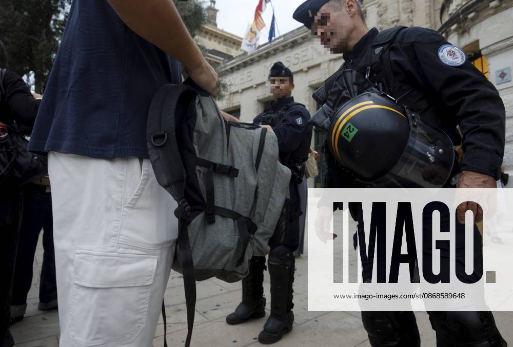 HIGH SCHOOL PROTEST AT LYCÉE MASSENA IN NICE PHOTOPQR NICE MATIN Jean François Ottonello Nice October 5, 2026 High school protest in Nice The school year began peacefully at Lycée Masséna in Nice, with a police presence, including bag checks and searches at the entrance France Fires have broken out at several schools in France, as students protest by blockading educational institutions nationwide over school funding and learning conditions Nice France