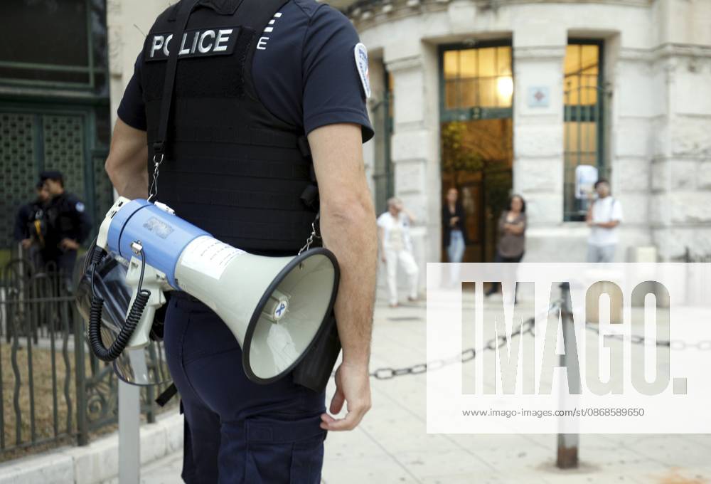 HIGH SCHOOL PROTEST AT LYCÉE MASSENA IN NICE PHOTOPQR NICE MATIN Jean François Ottonello Nice October 5, 2026 High school protest in Nice The school year began peacefully at Lycée Masséna in Nice, with a police presence, including bag checks and searches at the entrance France Fires have broken out at several schools in France, as students protest by blockading educational institutions nationwide over school funding and learning conditions Nice France