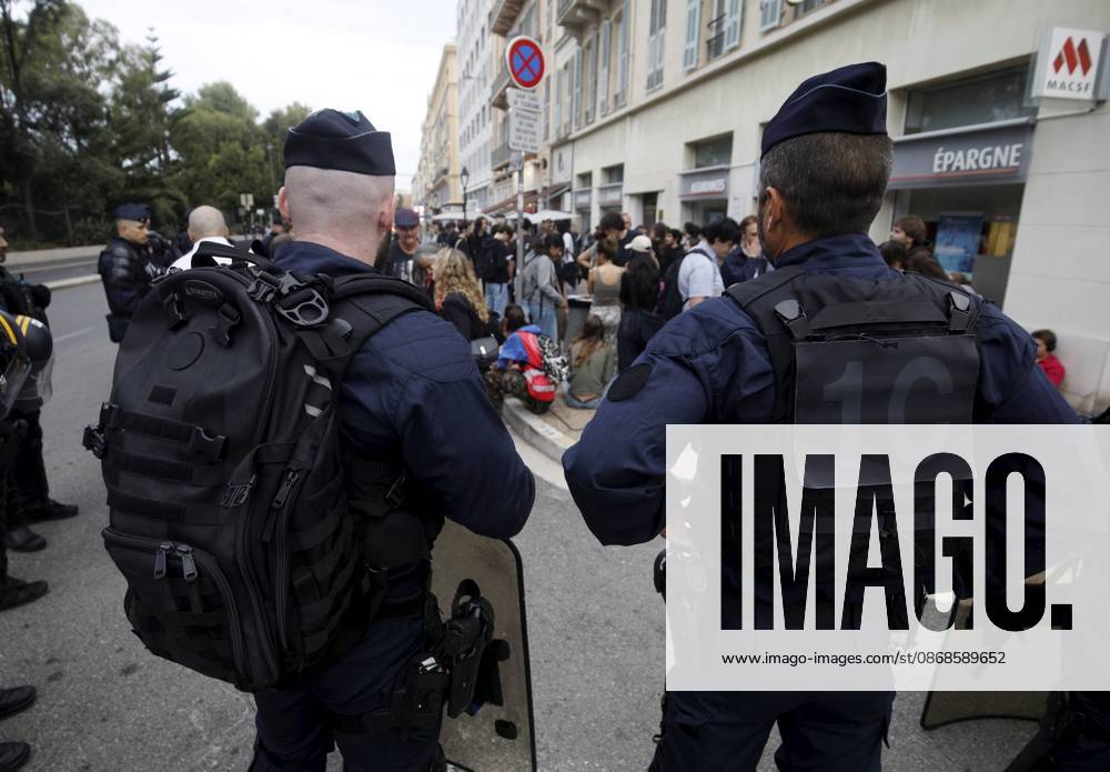 HIGH SCHOOL PROTEST AT LYCÉE MASSENA IN NICE PHOTOPQR NICE MATIN Jean François Ottonello Nice October 5, 2026 High school protest in Nice The school year began peacefully at Lycée Masséna in Nice, with a police presence, including bag checks and searches at the entrance France Fires have broken out at several schools in France, as students protest by blockading educational institutions nationwide over school funding and learning conditions Nice France