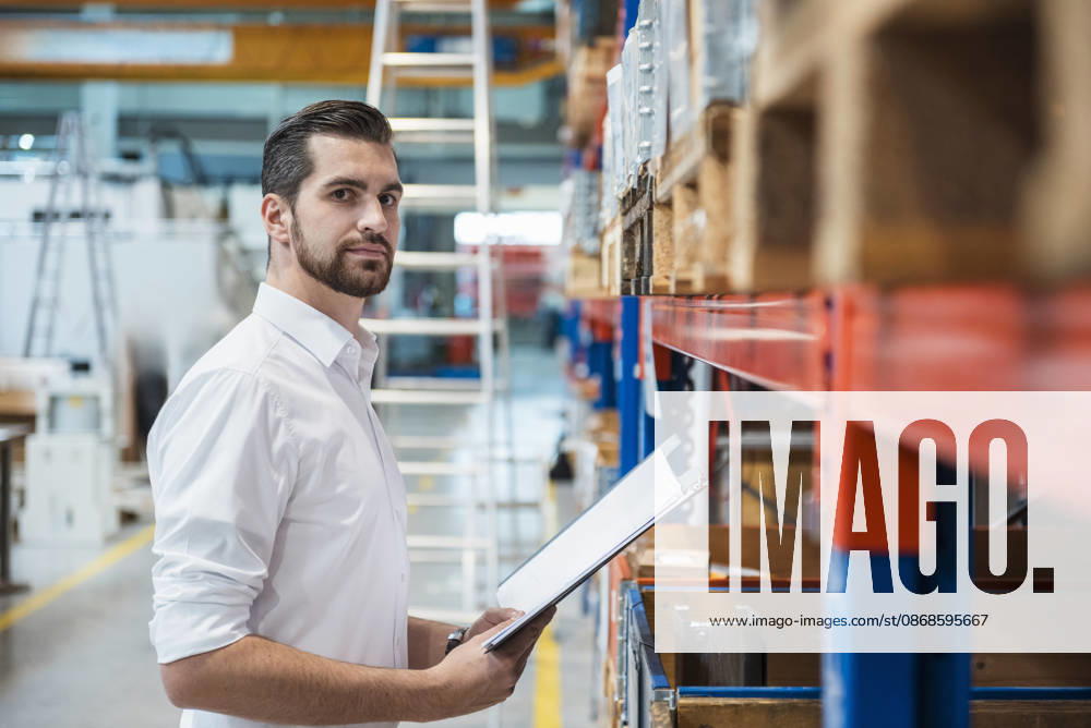 A male manager inspects inventory in a warehouse model released, Symbolfoto property released, DIGF27720