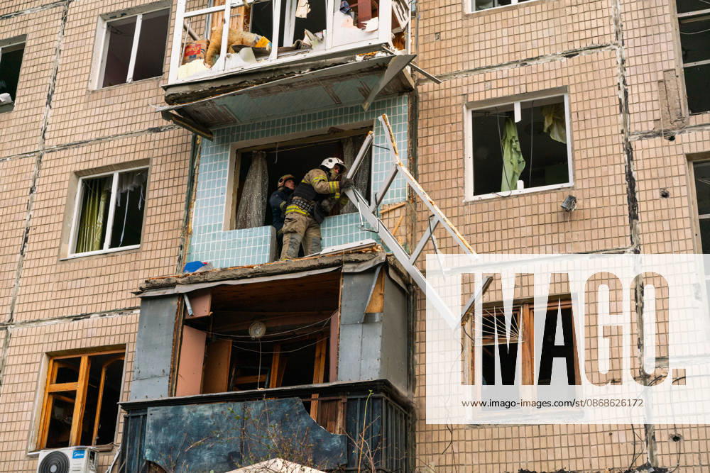 Russian missile attack on Ukraine s Kharkiv KHARKIV, UKRAINE - OCTOBER 5: Firefighters and emergency service workers operate at the site of a residential building struck by a guided bomb in Kharkiv, Ukraine on October 5, 2026. A guided bomb hit a residential building, killing at least two people and injuring over 30 others. The strike destroyed several parked vehicles and damaged more than 40 surrounding houses, with search, rescue, and cleanup operations ongoing by police, firefighters, and volunteers. Carlo Bravo Anadolu Kharkiv Ukraine. Editorial use only. Please get in touch for any other usage.