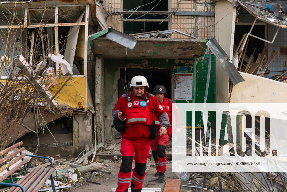Russian missile attack on Ukraine s Kharkiv KHARKIV, UKRAINE - OCTOBER 5: Firefighters and emergency service workers operate at the site of a residential building struck by a guided bomb in Kharkiv, Ukraine on October 5, 2026. A guided bomb hit a residential building, killing at least two people and injuring over 30 others. The strike destroyed several parked vehicles and damaged more than 40 surrounding houses, with search, rescue, and cleanup operations ongoing by police, firefighters, and volunteers. Carlo Bravo Anadolu Kharkiv Ukraine. Editorial use only. Please get in touch for any other usage.