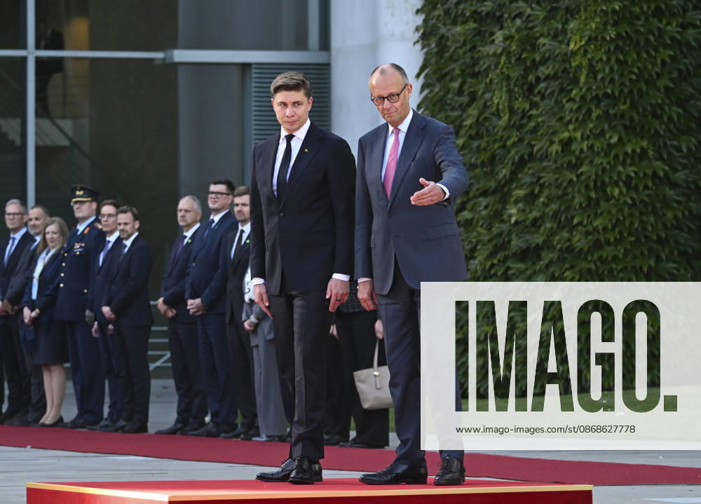 Friedrich Merz - Mindaugas Sinkevicius meeting in Berlin BERLIN, GERMANY - OCTOBER 5: German Chancellor Friedrich Merz welcomes Lithuanian Prime Minister Mindaugas Sinkevicius with an official ceremony at the Chancellery in Berlin, Germany on October 5, 2026. Halil Sagirkaya Anadolu Berlin Germany. Editorial use only. Please get in touch for any other usage.