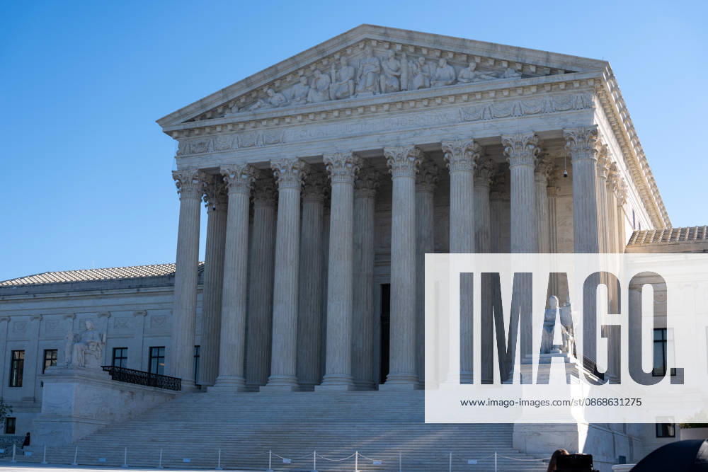 Scenes from the Supreme Court as the new term begins with a case on climate change being the first heard on October 5, 2026. Washington USA - ZUMAl312 20261005_znp_l312_005