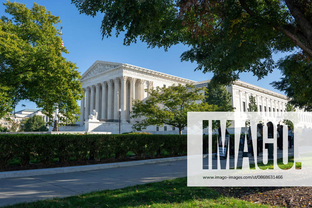 Scenes from the Supreme Court as the new term begins with a case on climate change being the first heard on October 5, 2026. Washington USA - ZUMAl312 20261005_znp_l312_004