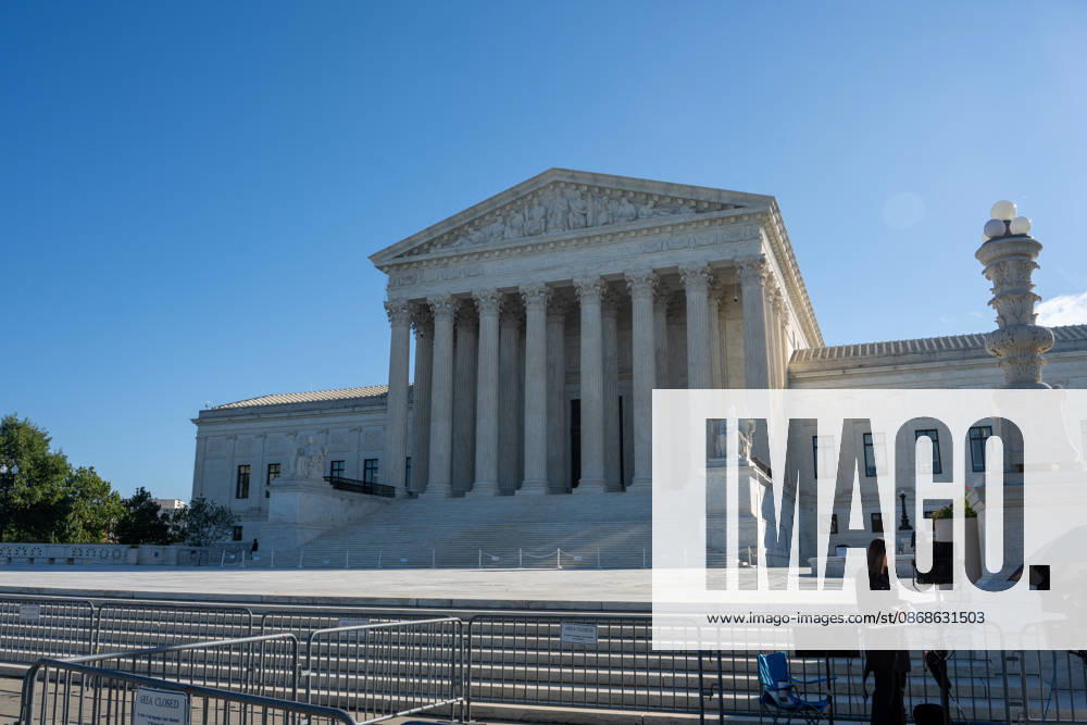 Scenes from the Supreme Court as the new term begins with a case on climate change being the first heard on October 5, 2026. Washington USA - ZUMAl312 20261005_znp_l312_006