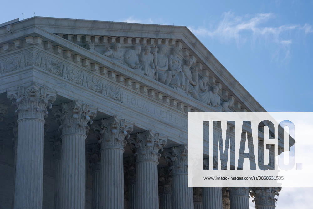 Scenes from the Supreme Court as the new term begins with a case on climate change being the first heard on October 5, 2026. Washington USA - ZUMAl312 20261005_znp_l312_009
