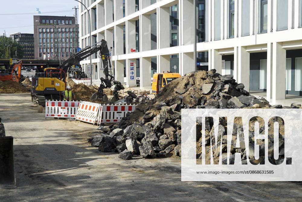 CNTV PIPE BREAK Road Construction Site Crater in the Roadway Following a Water Pipe Break on Amsinckstraße in Hamburg on October 5, 2026; Hamburg Water, the Authority for Transportation and Mobility Transition, and the specialized contractors involved are overseeing the work, coordinating the construction site, andrepair in Hamburg, Germany