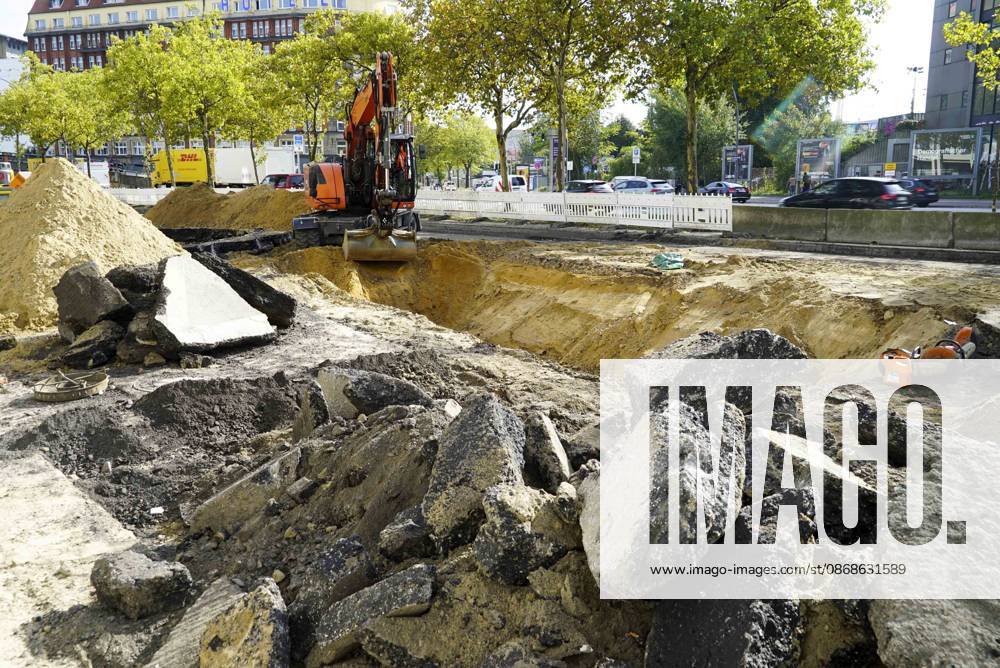CNTV PIPE BREAK Road Construction Site Crater in the Roadway Following a Water Pipe Break on Amsinckstraße in Hamburg on October 5, 2026; Hamburg Water, the Authority for Transportation and Mobility Transition, and the specialized contractors involved are overseeing the work, coordinating the construction site, andrepair in Hamburg, Germany