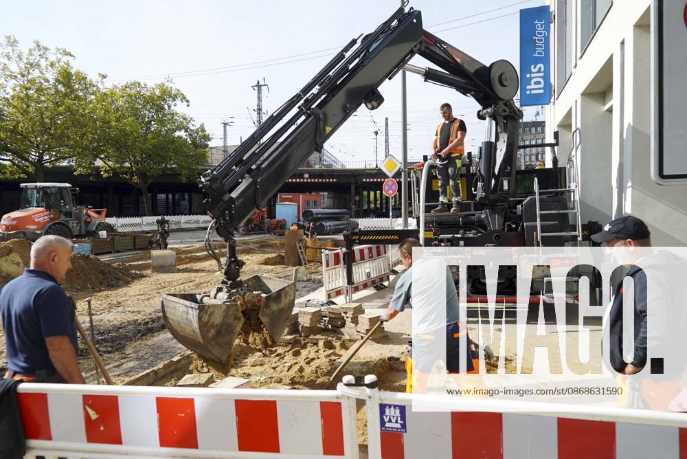 CNTV PIPE BREAK Road Construction Site Crater in the Roadway Following a Water Pipe Break on Amsinckstraße in Hamburg on October 5, 2026; Hamburg Water, the Authority for Transportation and Mobility Transition, and the specialized contractors involved are overseeing the work, coordinating the construction site, andrepair in Hamburg, Germany