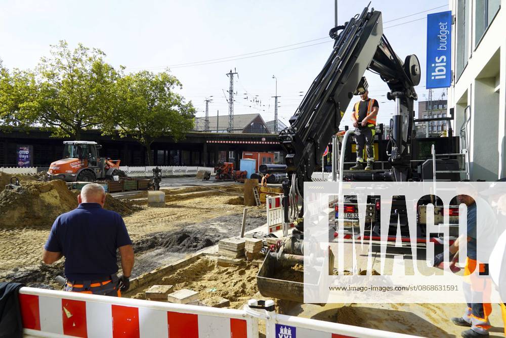 CNTV PIPE BREAK Road Construction Site Crater in the Roadway Following a Water Pipe Break on Amsinckstraße in Hamburg on October 5, 2026; Hamburg Water, the Authority for Transportation and Mobility Transition, and the specialized contractors involved are overseeing the work, coordinating the construction site, andrepair in Hamburg, Germany