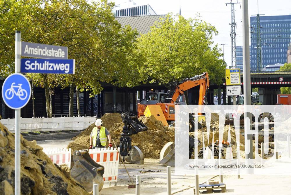 CNTV PIPE BREAK Road Construction Site Crater in the Roadway Following a Water Pipe Break on Amsinckstraße in Hamburg on October 5, 2026; Hamburg Water, the Authority for Transportation and Mobility Transition, and the specialized contractors involved are overseeing the work, coordinating the construction site, andrepair in Hamburg, Germany