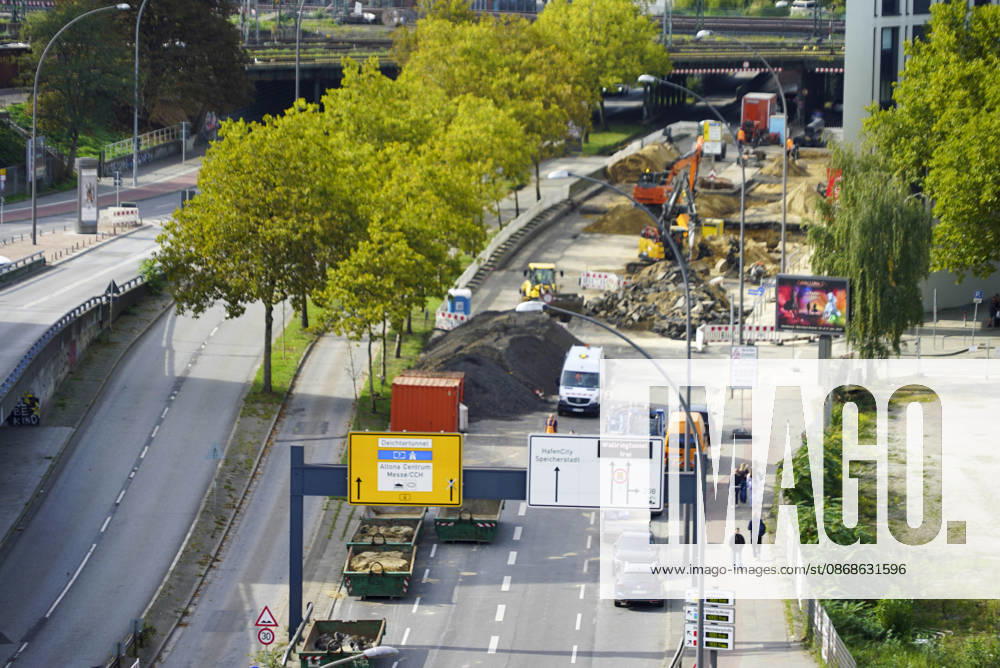 CNTV PIPE BREAK Road Construction Site Crater in the Roadway Following a Water Pipe Break on Amsinckstraße in Hamburg on October 5, 2026; Hamburg Water, the Authority for Transportation and Mobility Transition, and the specialized contractors involved are overseeing the work, coordinating the construction site, andrepair in Hamburg, Germany