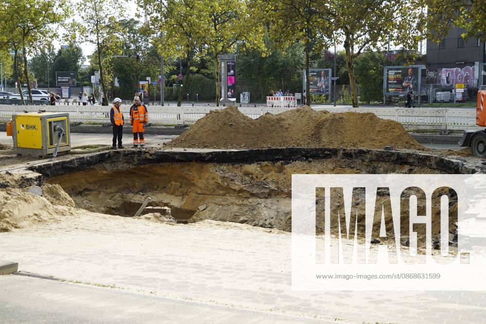 CNTV PIPE BREAK Road Construction Site Crater in the Roadway Following a Water Pipe Break on Amsinckstraße in Hamburg on October 5, 2026; Hamburg Water, the Authority for Transportation and Mobility Transition, and the specialized contractors involved are overseeing the work, coordinating the construction site, andrepair in Hamburg, Germany