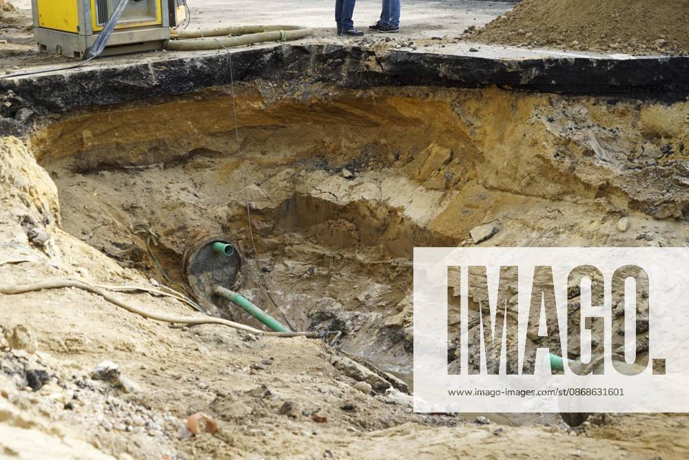 CNTV PIPE BREAK Road Construction Site Crater in the Roadway Following a Water Pipe Break on Amsinckstraße in Hamburg on October 5, 2026; Hamburg Water, the Authority for Transportation and Mobility Transition, and the specialized contractors involved are overseeing the work, coordinating the construction site, andrepair in Hamburg, Germany