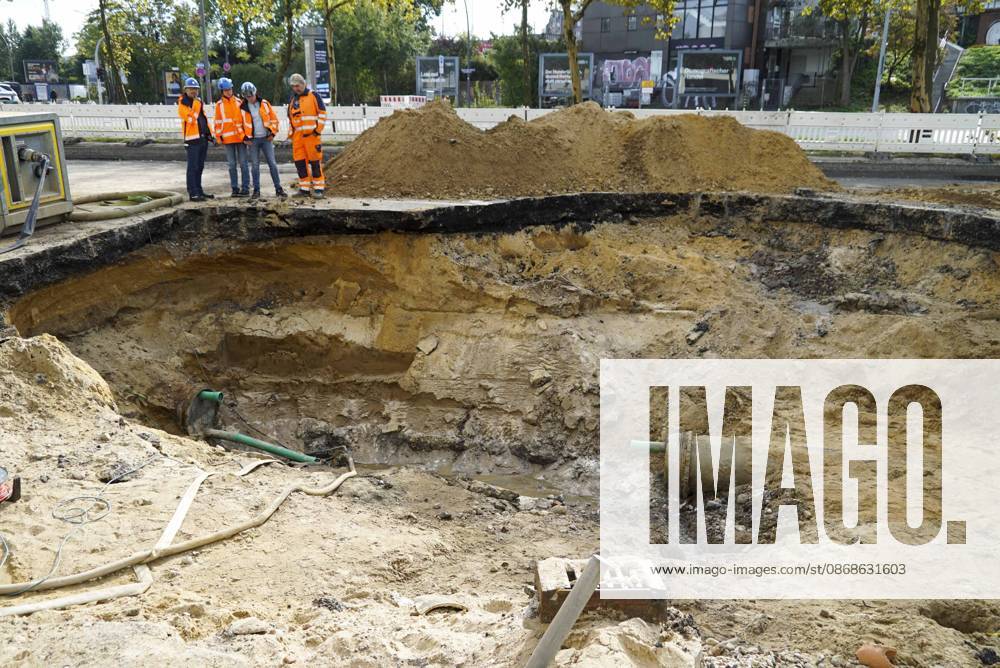 CNTV PIPE BREAK Road Construction Site Crater in the Roadway Following a Water Pipe Break on Amsinckstraße in Hamburg on October 5, 2026; Hamburg Water, the Authority for Transportation and Mobility Transition, and the specialized contractors involved are overseeing the work, coordinating the construction site, andrepair in Hamburg, Germany