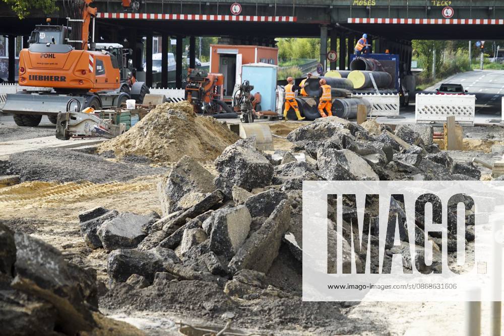 CNTV PIPE BREAK Road Construction Site Crater in the Roadway Following a Water Pipe Break on Amsinckstraße in Hamburg on October 5, 2026; Hamburg Water, the Authority for Transportation and Mobility Transition, and the specialized contractors involved are overseeing the work, coordinating the construction site, andrepair in Hamburg, Germany