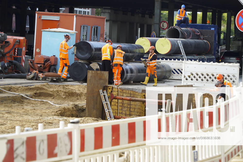 CNTV PIPE BREAK Road Construction Site Crater in the Roadway Following a Water Pipe Break on Amsinckstraße in Hamburg on October 5, 2026; Hamburg Water, the Authority for Transportation and Mobility Transition, and the specialized contractors involved are overseeing the work, coordinating the construction site, andrepair in Hamburg, Germany