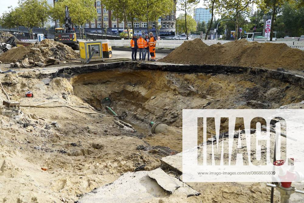 CNTV PIPE BREAK Road Construction Site Crater in the Roadway Following a Water Pipe Break on Amsinckstraße in Hamburg on October 5, 2026; Hamburg Water, the Authority for Transportation and Mobility Transition, and the specialized contractors involved are overseeing the work, coordinating the construction site, andrepair in Hamburg, Germany