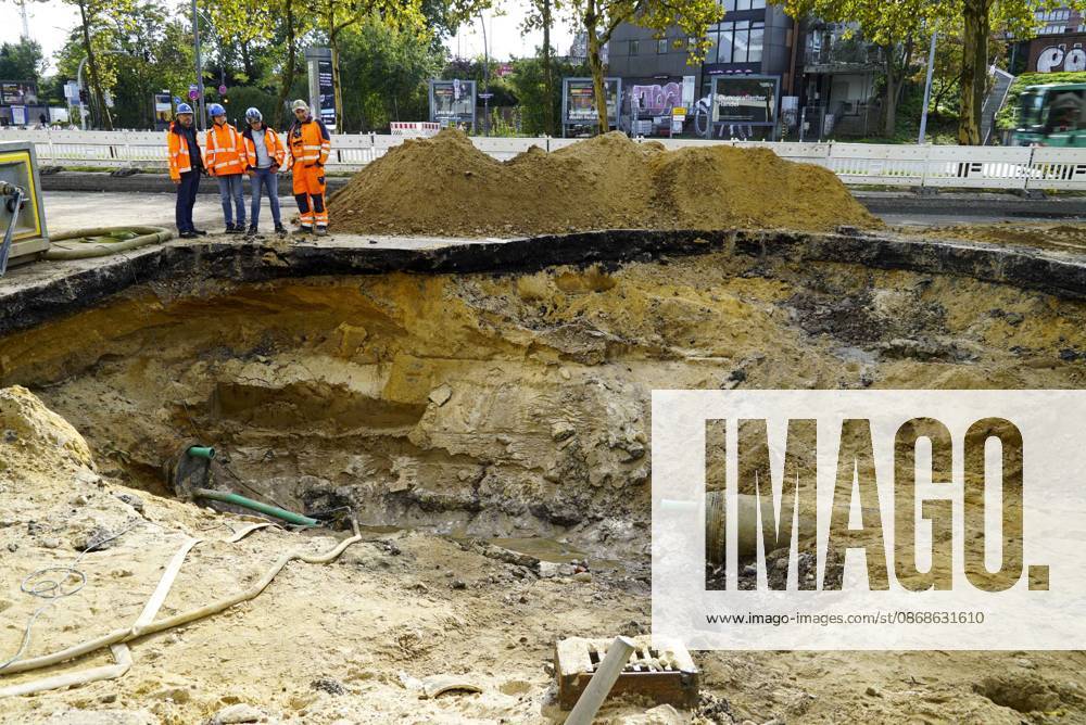 CNTV PIPE BREAK Road Construction Site Crater in the Roadway Following a Water Pipe Break on Amsinckstraße in Hamburg on October 5, 2026; Hamburg Water, the Authority for Transportation and Mobility Transition, and the specialized contractors involved are overseeing the work, coordinating the construction site, andrepair in Hamburg, Germany