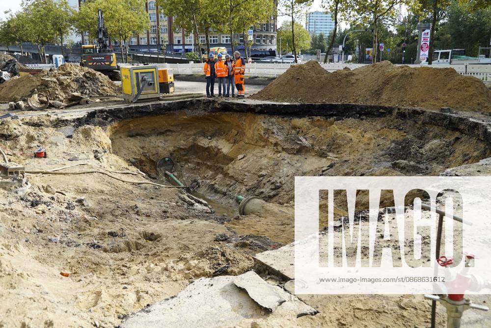 CNTV PIPE BREAK Road Construction Site Crater in the Roadway Following a Water Pipe Break on Amsinckstraße in Hamburg on October 5, 2026; Hamburg Water, the Authority for Transportation and Mobility Transition, and the specialized contractors involved are overseeing the work, coordinating the construction site, andrepair in Hamburg, Germany
