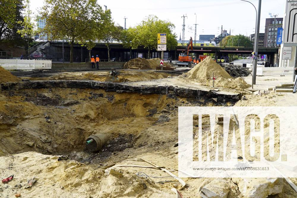 CNTV PIPE BREAK Road Construction Site Crater in the Roadway Following a Water Pipe Break on Amsinckstraße in Hamburg on October 5, 2026; Hamburg Water, the Authority for Transportation and Mobility Transition, and the specialized contractors involved are overseeing the work, coordinating the construction site, andrepair in Hamburg, Germany