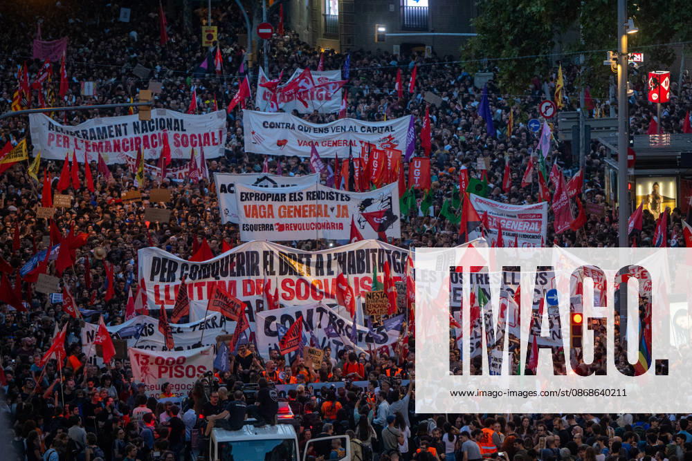 Sindicat de Llogateres Rally in Barcelona for the Right to Housing: Hundreds of people at a housing rally organized by the Sindicat de Llogateres on October 5, 2026, in Barcelona, Catalonia, Spain. The Tenants’ Union organized a demonstration this afternoon for the right to housing after it was postponed from last Saturday due to rain. OCTOBER 5, 2026 Lorena Sopê Barcelona Catalonia Barcelona Catalonia Spain