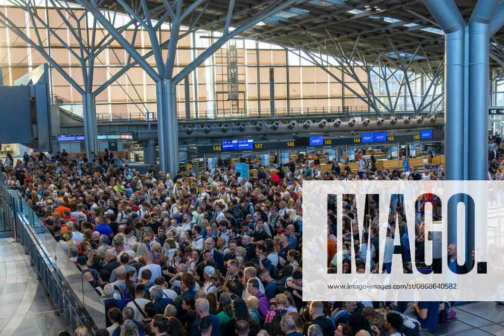 Stuttgart: Police Operation at the Airport; Terminals Evacuated, Due to a police operation at Stuttgart Airport, the terminals were evacuated on Monday. According to the Federal Police, air traffic was also temporarily suspended. This is currently causing significant disruptions at